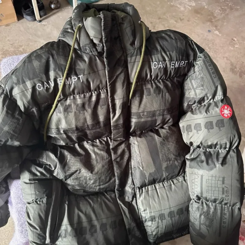 

Зеленая куртка с хлопковой подкладкой и принтом граффити CAV, красный логотип, толстые пальто с капюшоном и вышитыми буквами, зимняя мужская и женская уличная одежда