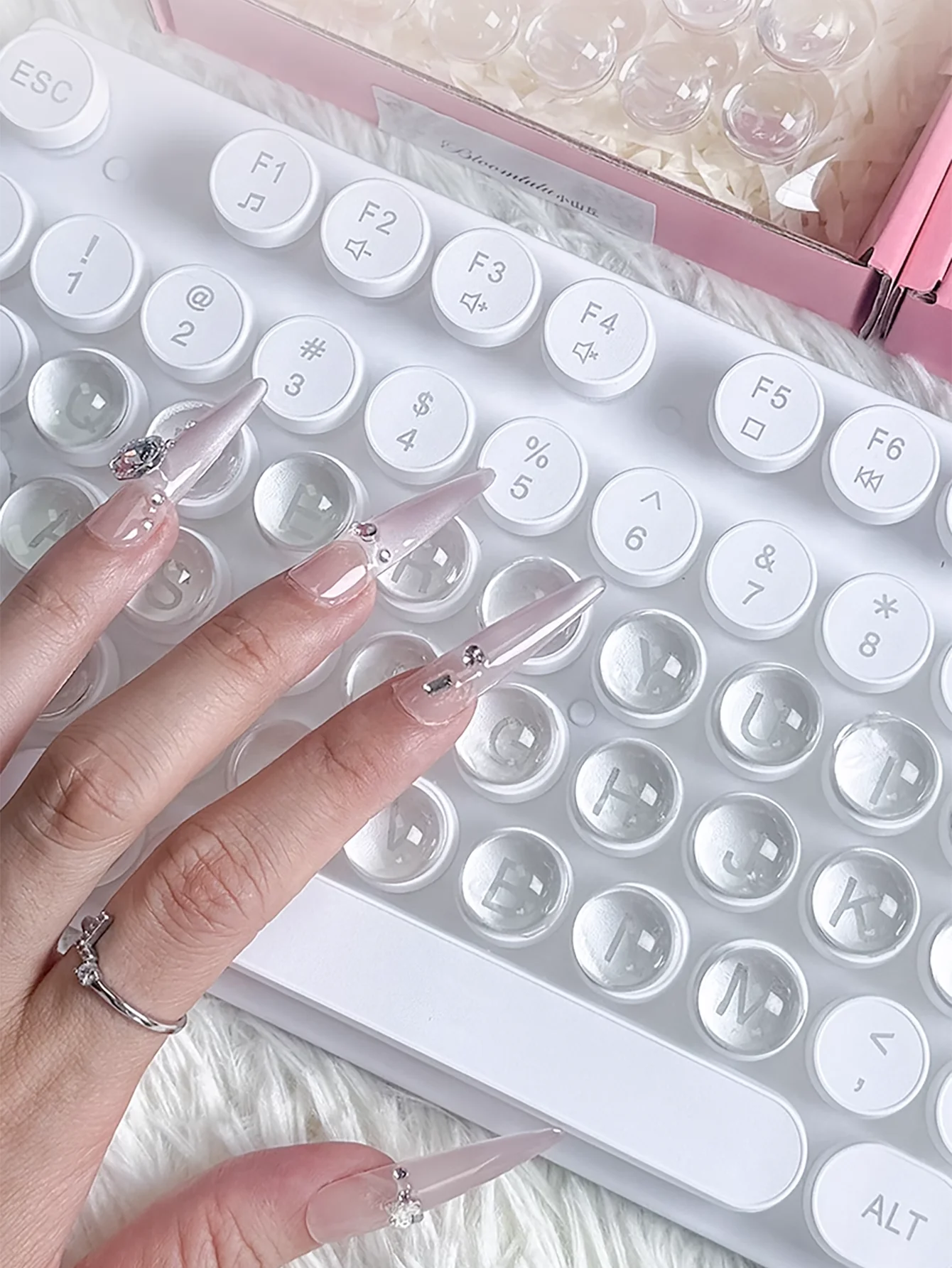Cute Transparent Crystal Keyboard Keycap Stickers, Long Nail Typing Aid Stickers, Self-Adhesive 3D Raised Nail Protection Stickers, DIY Office Keyboard Decoration (Does Not Damage Nails)