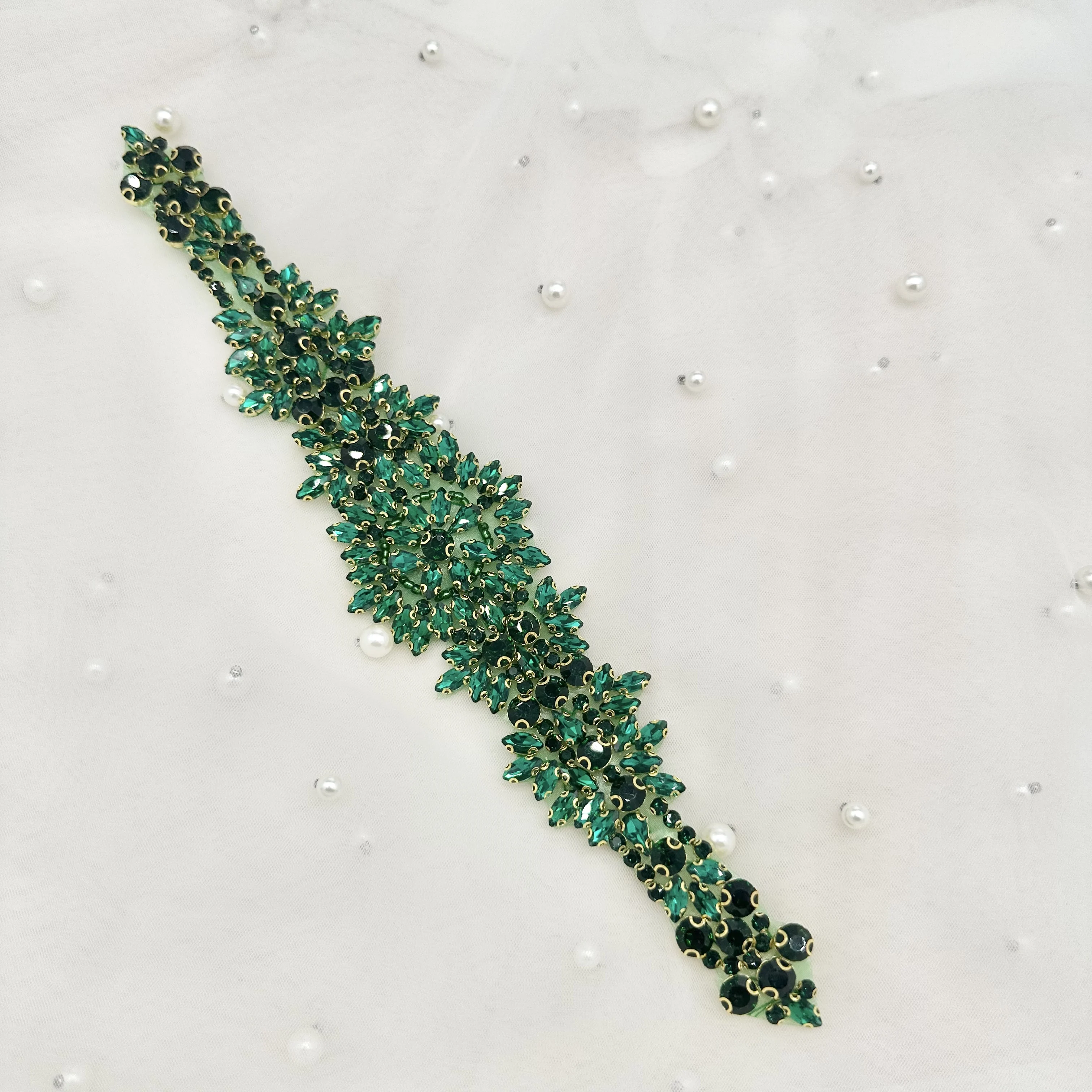 Рисунок 3 - Зеленый, сшитый вручную стеклянный бриллиант