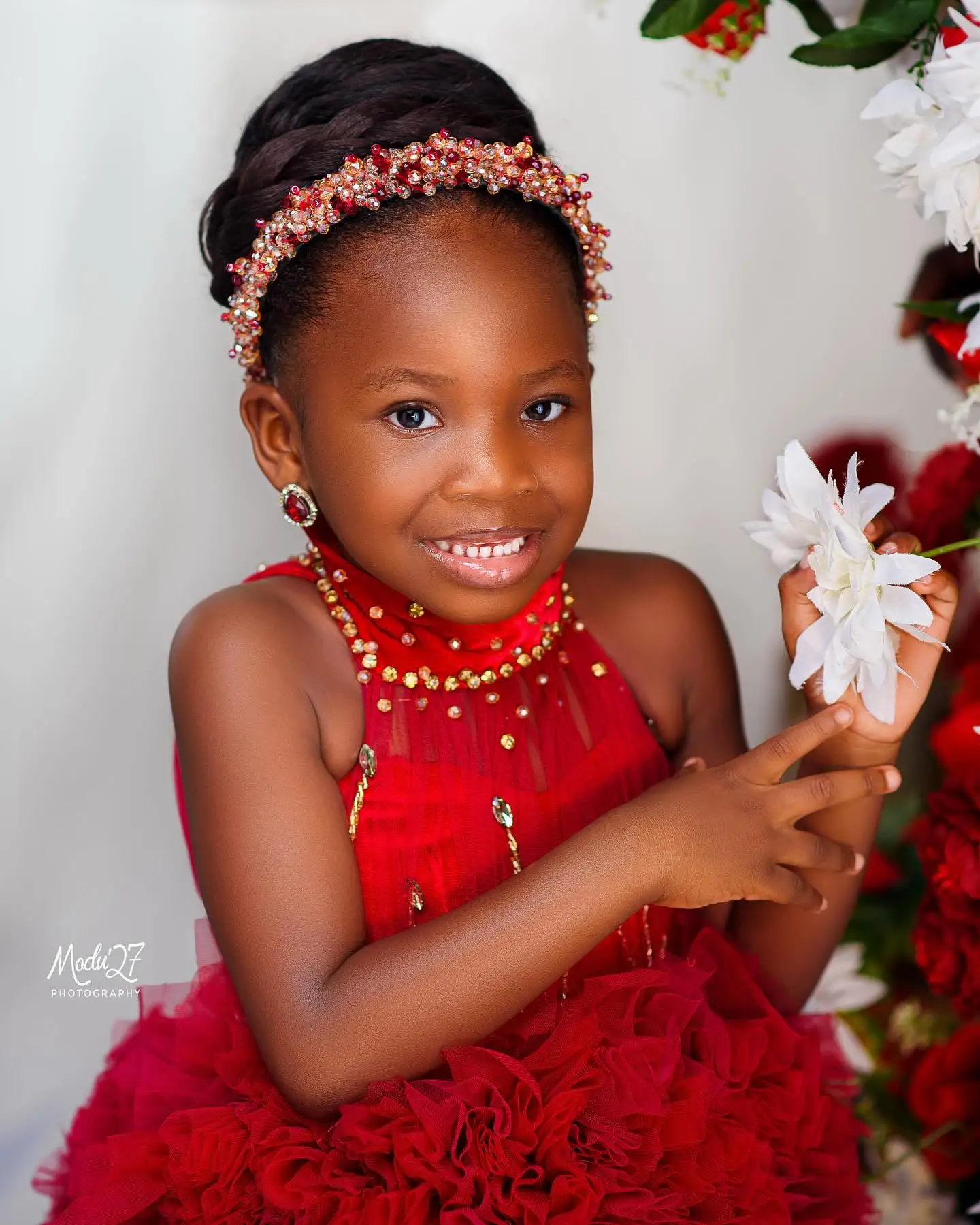 Rote Blumenmädchenkleider für die Hochzeit, Kristallrüschen, High-Low-Länge, für Mädchen, Kindergeburtstag, Erstkommunion