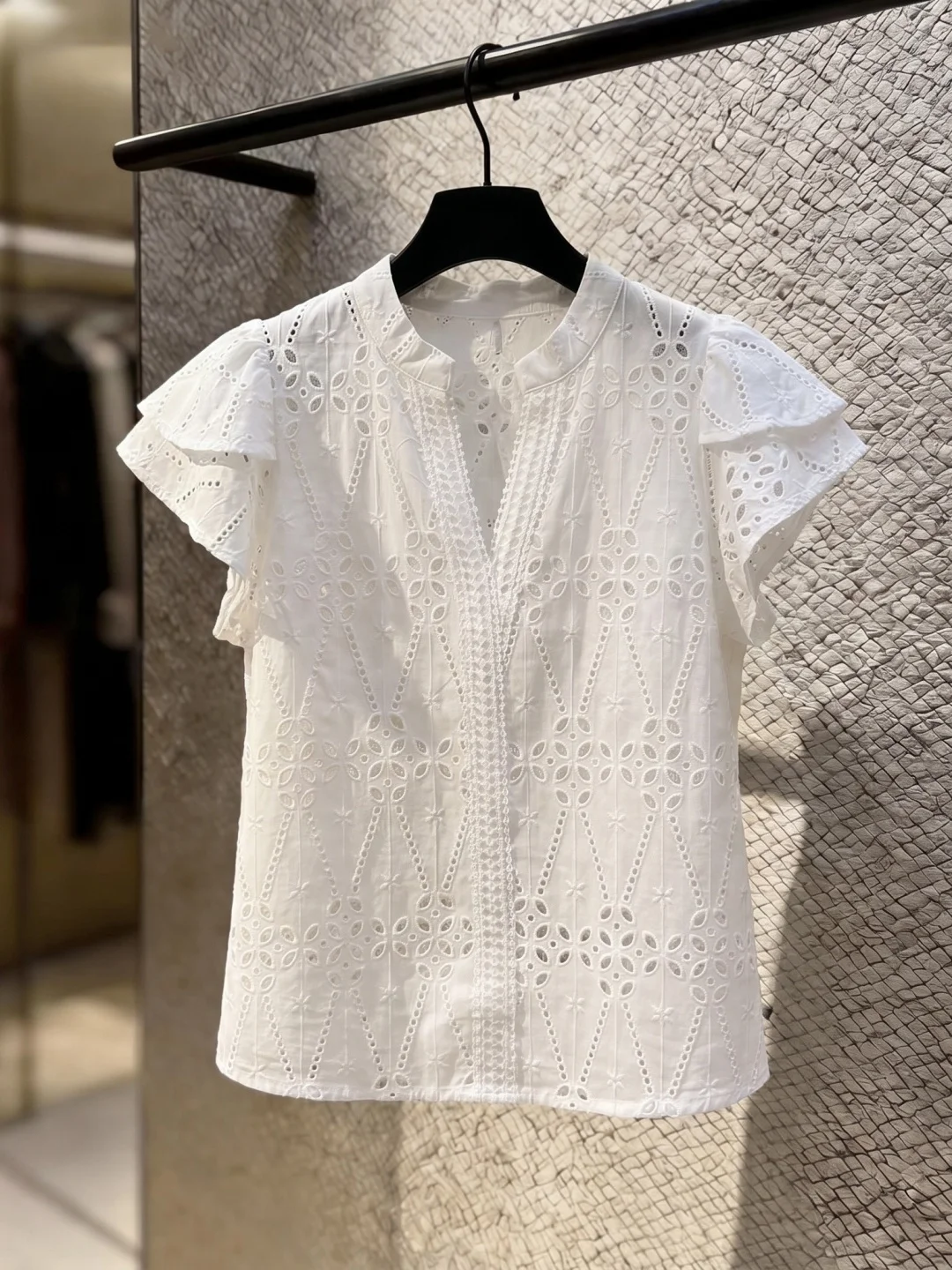 

Fashionable Hollow out Lightweight Short Sleeve Shirt Korean Style V-Neck Slimming Versatile Summer 2026 Silk Women's Top