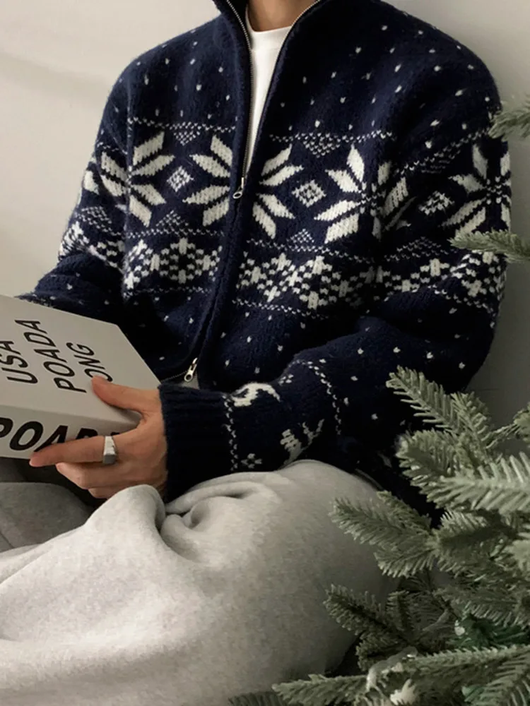 

SYUHGFA Мужская одежда, рождественский дизайн, кардиган с воротником-стойкой, свитер контрастного цвета, свободный новый модный мужской вязаный топ, зима 2025 г.