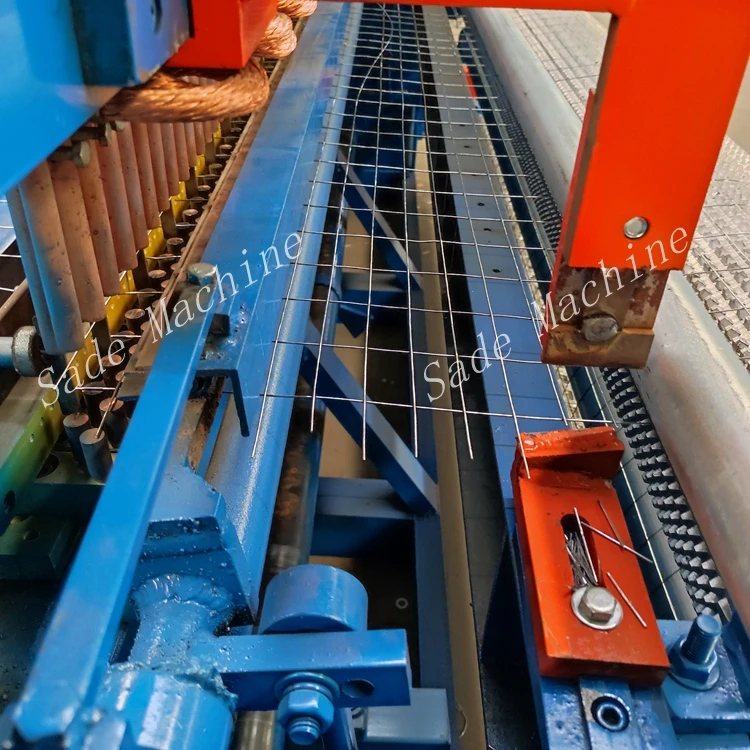 China Manufacturer Steel Fencing Mesh (Chicken Mesh) Roll 1M X 10M Automatic Welding Machine with High Quality