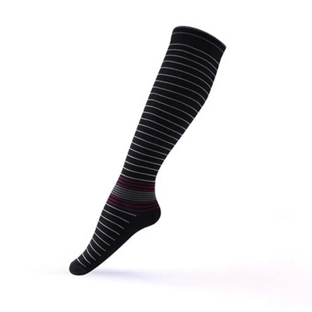 جوارب ضغط للرجال للركبة عالية M قطن مخطط رياضي للجري والسفر جوارب مرنة تقلل من التعب وتحسين