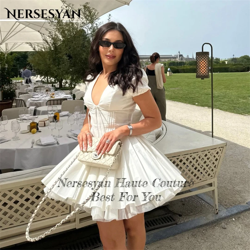 Nersesyan robes de bal simples col en V manches courtes plis gonflés Satin Mini robes de soirée dos nu robe d'invité de retour personnalisé