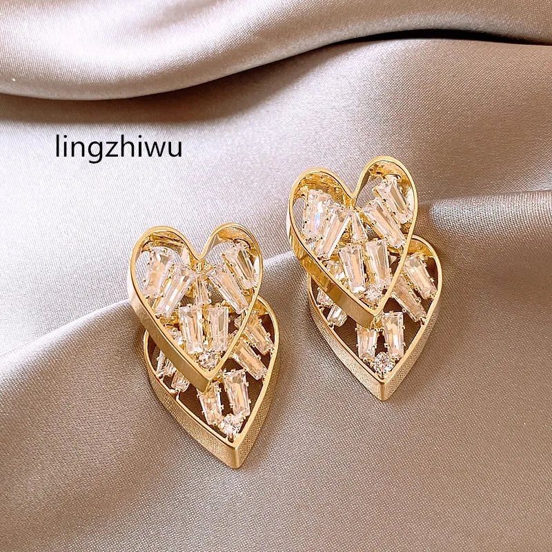 lingzhiwu Golden Heart Earrings Female Luxury Top Quality Elegant Ear Decoration Unique Design Stud Earrings New Arrival