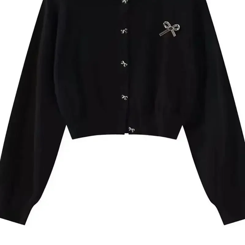 ถักเสื้อสเวตเตอร์ถักผู้หญิงแฟชั่นภาษาฝรั่งเศสคําปุ่มโบว์เสื้อผ้าสตรีสีดําสั้นเสื้อกันหนาวเสื้อ Slim เสื้อถัก