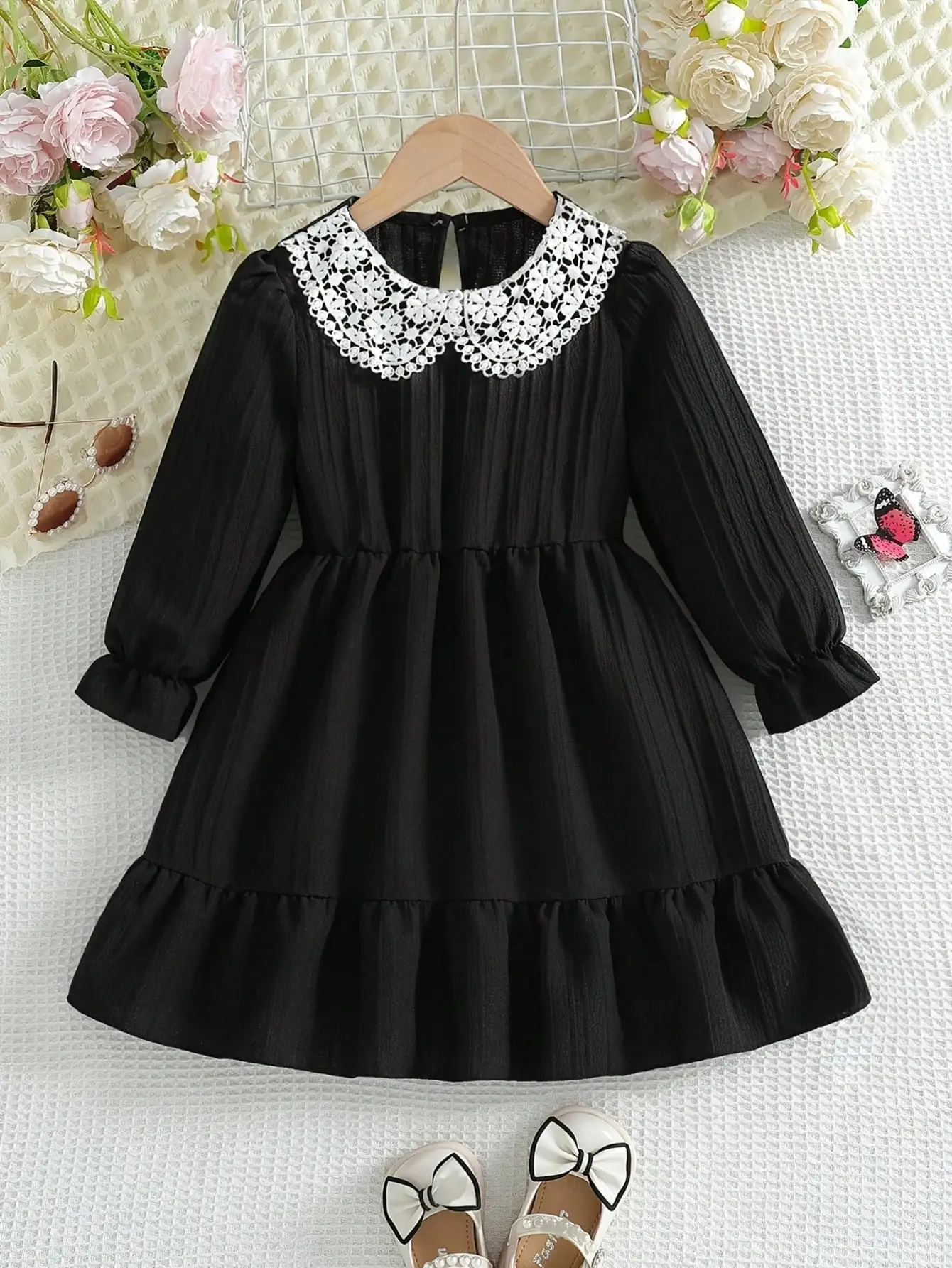 Kinderkleid mit Spitze, langen Ärmeln, Rundhalsausschnitt, tailliertem Schnitt, Laternenärmeln, einfarbig, mittellanger Rock – Detail 2