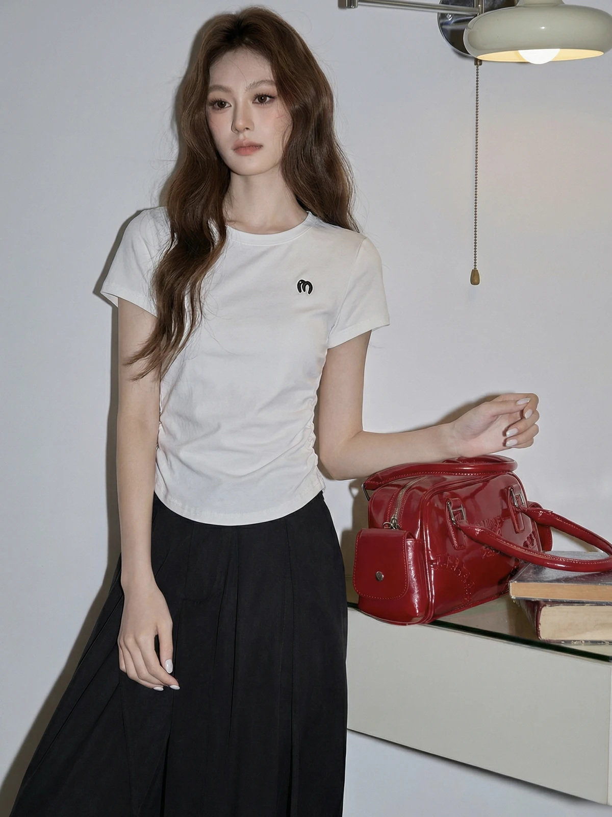 

Белая женская футболка с коротким рукавом, приталенная, летняя, новая, в корейском стиле, с круглым вырезом, повседневный топ, укороченная, приятная к телу, без бретелек.