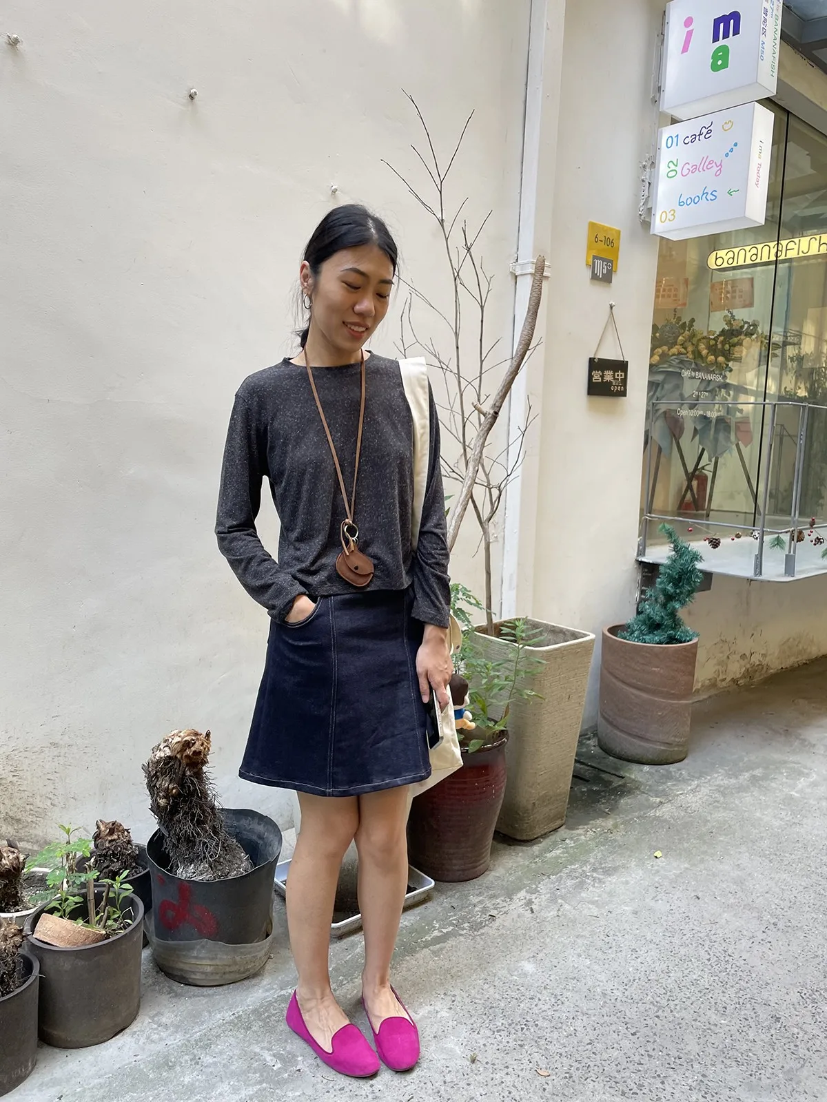 

Cxxmagique Ранняя осень Джинсовая юбка трапециевидной формы длиной до колена Разрученная свободная женская повседневная юбка со средней талией Чистый цвет из полиэфирного волокна