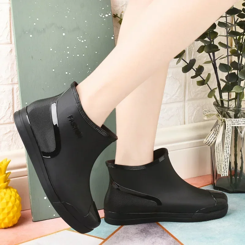 Women's Rain Boots Short Tube Non-slip Thickened Water Boots Warm Overshoes Comfortable Wear-resistant Boots 2024