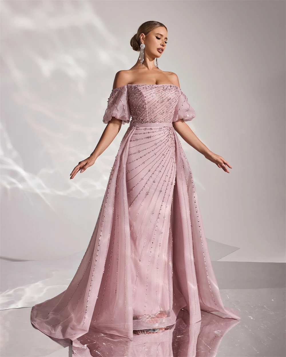 Abito da sera elegante in organza rosa personalizzato Abito da celebrità sexy con scollo a barca e maniche corte Abito da ballo con strascico morbido e dritto