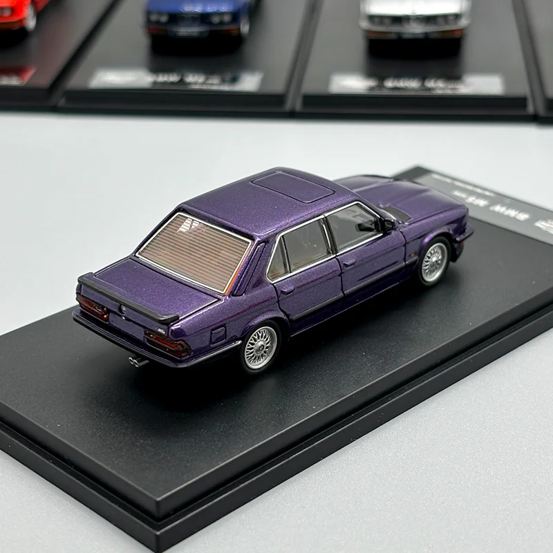 Diecast 1/64 Scale BMW M5 E28 1. generacji Classic SaloonCar Model Alloy BMW M5 E28 Kolekcja modeli samochodów Ozdoby