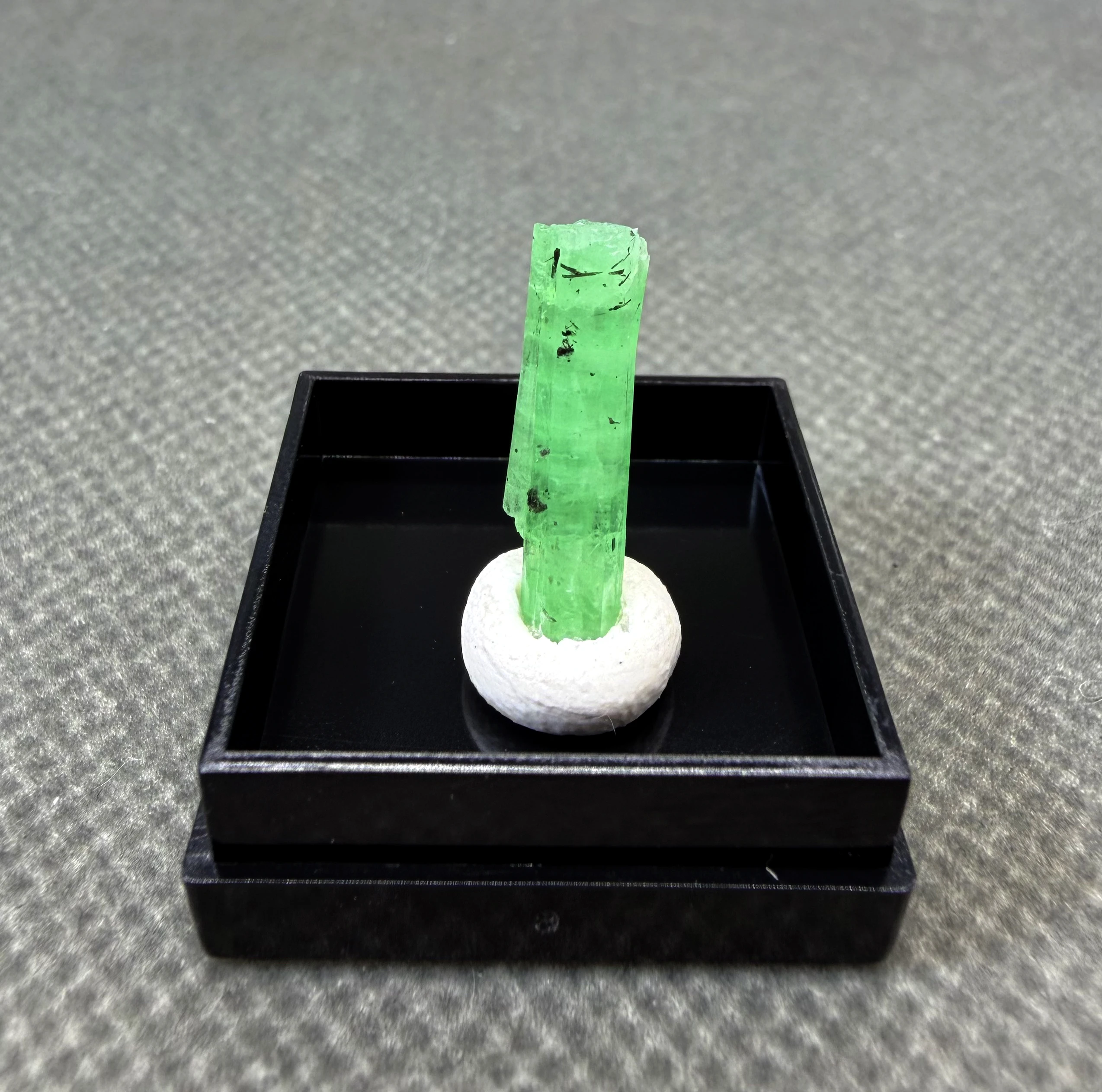 Natural Emerald Crystal Cluster Green Beryl Hexagonal Prism Mineral Specimen Rare + box size 2.6 cm