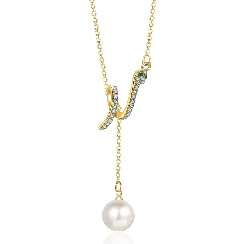 Una collana curva a forma di serpente e una nuova catena alla clavicola