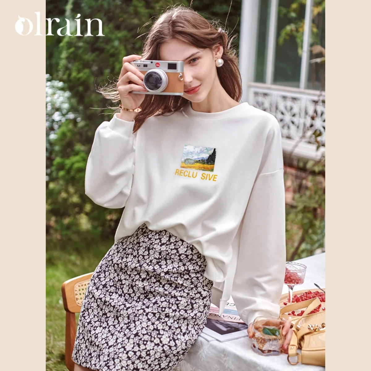 

OLrain White Oversize Graphic Sweatshirs Woman Long Sleeve Ladies Tops 2025 Retro Print Loose Simple Pullover Women M56QR38285