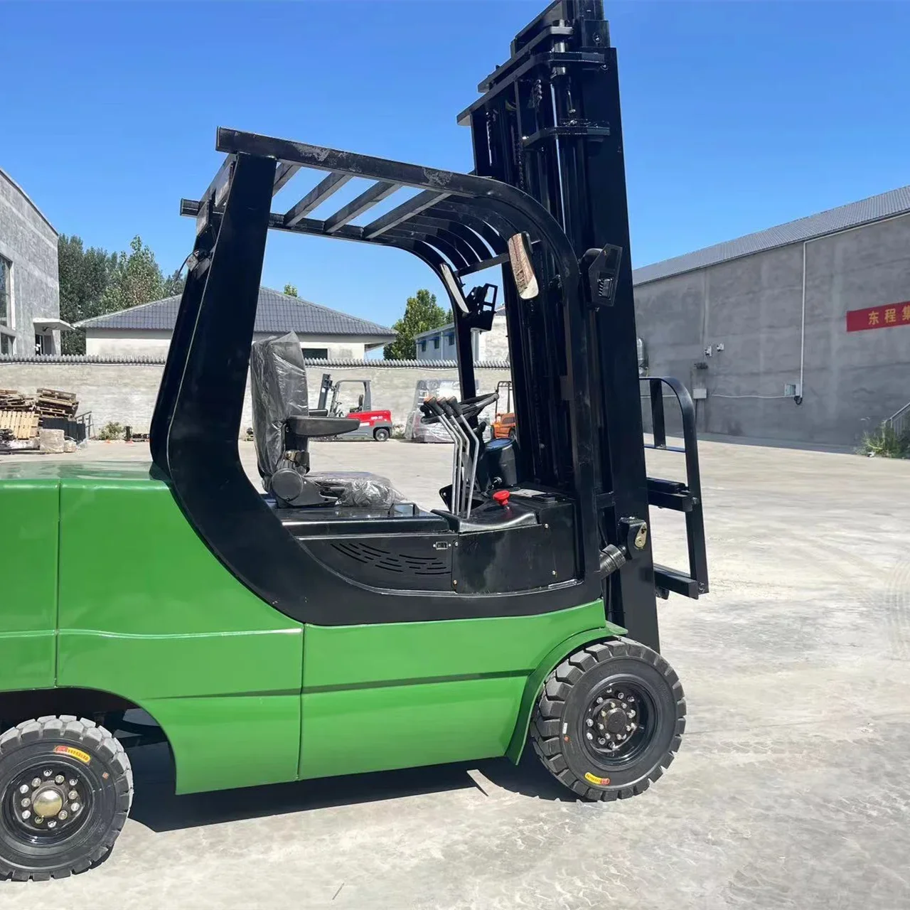 Reliable quality 1.5 tons 2 tons portable electric four-wheel mini lift truck for sale