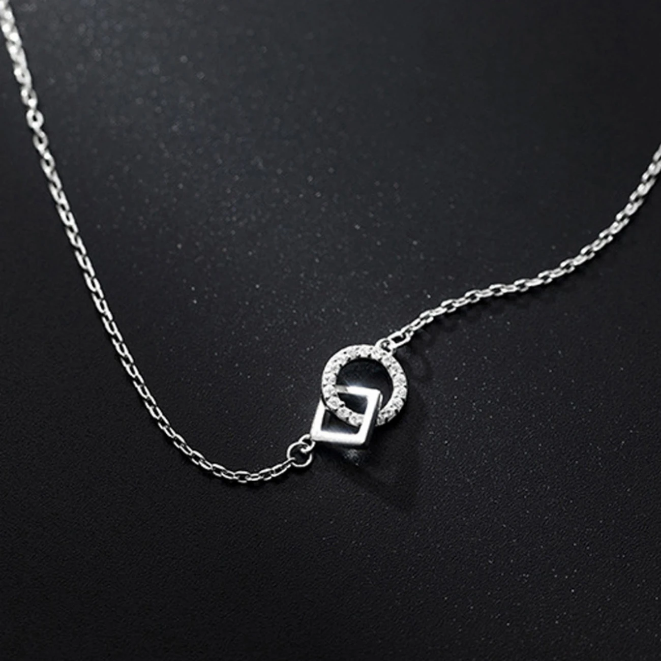 Simple niche design interlocking round square necklace women ins cool style light luxury geometric clavicle chain