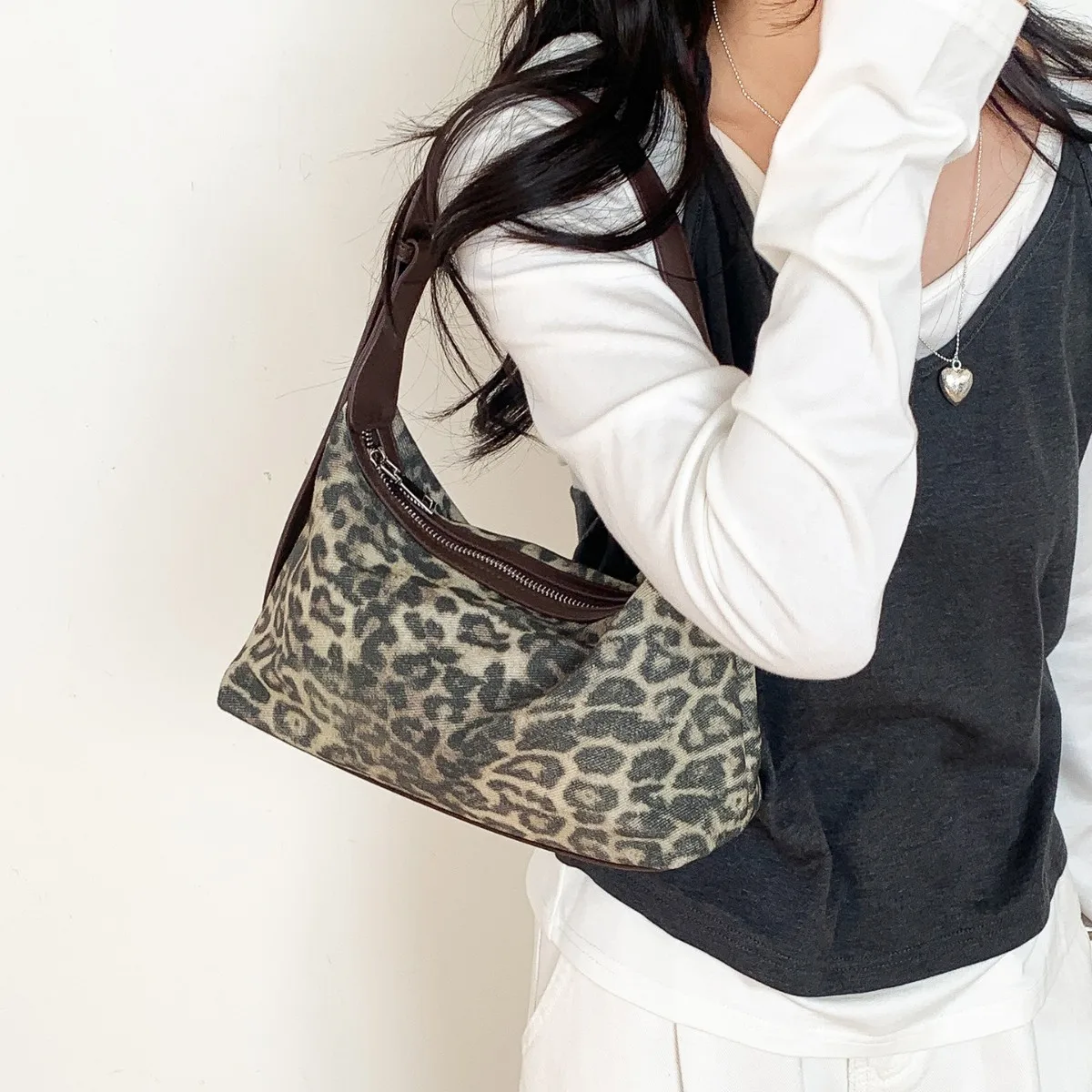 

Сумка с леопардовым принтом для женщин, винтажная сумка для пельменей в корейском стиле, новинка 2025, роскошная дизайнерская сумка для работы и повседневного использования