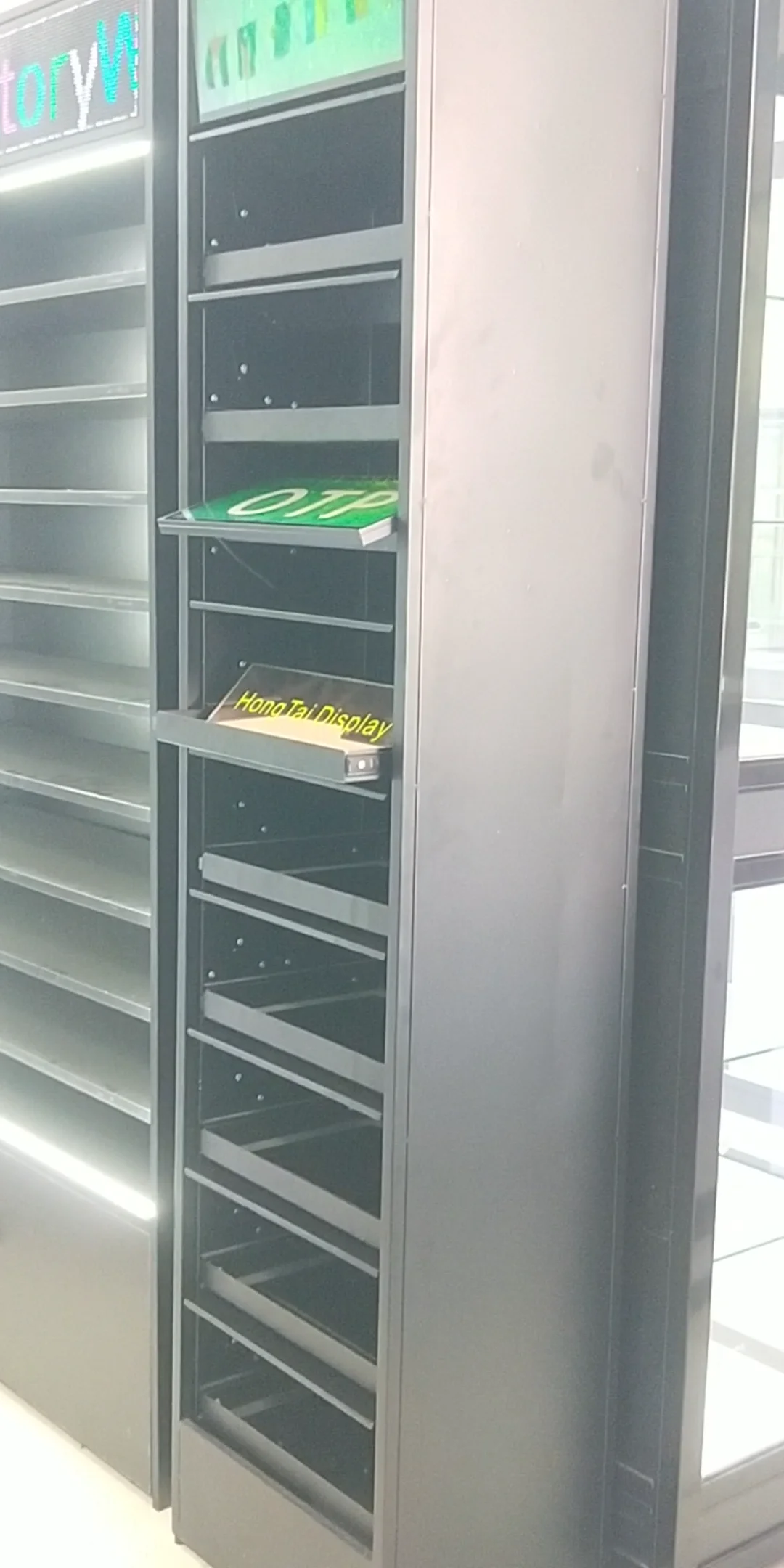 カスタムメイドの照明付きボックス型煙草店陳列什器、完全組み立て済み、煙草店用ディスプレイ家具