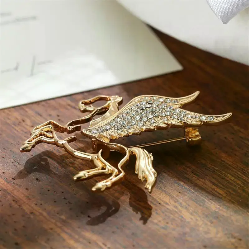 Mode Strass Legering Paard Met Vleugels Broche Zodiac Pony Pins Vrouwen Mannen Kleding Accessoire Pak Revers Corsage Nieuwjaar Cadeau