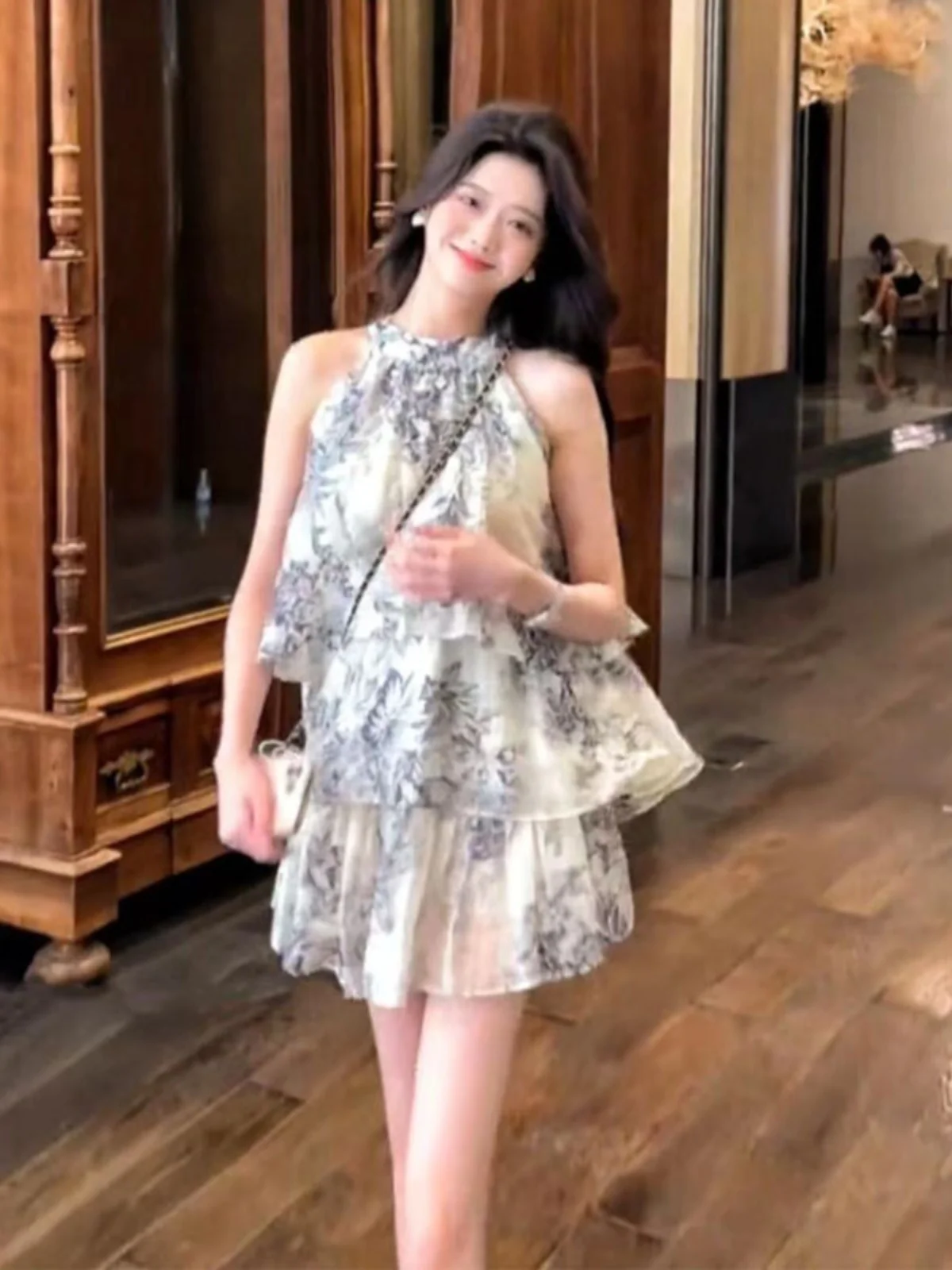 

Элегантный комплект из двух предметов в корейском стиле: винтажный топ без рукавов с акварельным принтом и короткая юбка — модный летний наряд для женщин