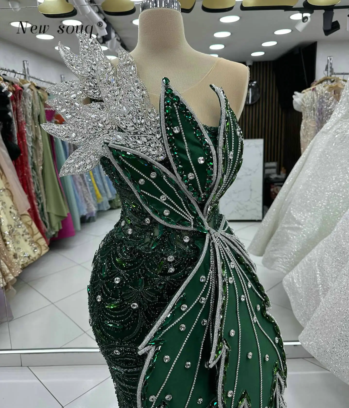 Gorgeous Designer Green Crystals 3D Leaf Long Evening Dresses with Satin Side Train 2025 Customized Arabic Wedding Events Gowns