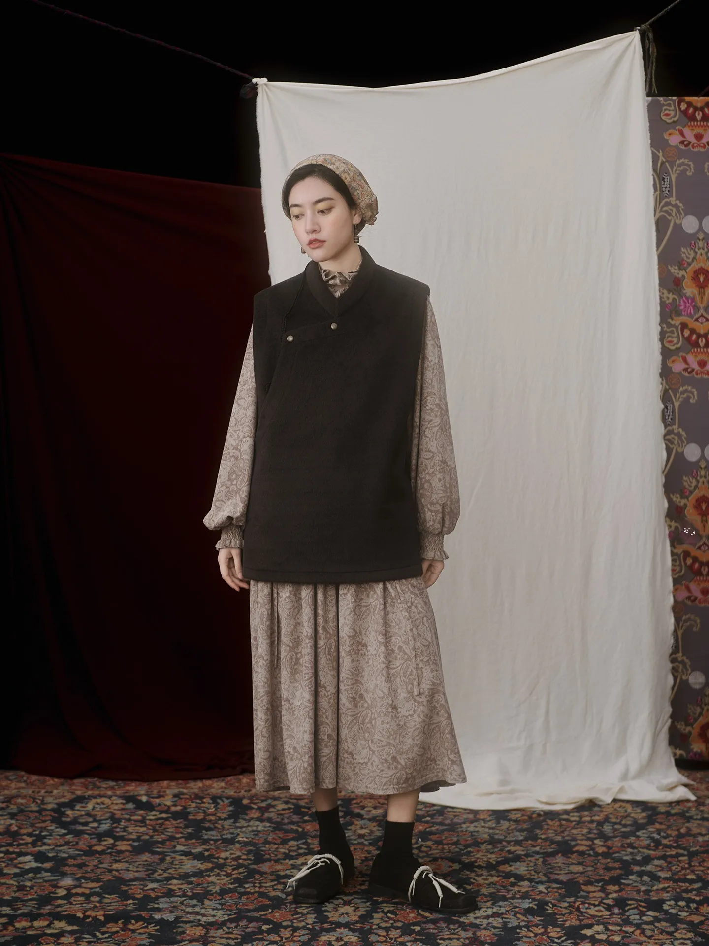 

Жилет женский шерстяной Snowy Elegance матовый коричневый с воротником-стойкой в китайском стиле, для художественных школ, в национальном стиле, для многослойных образов