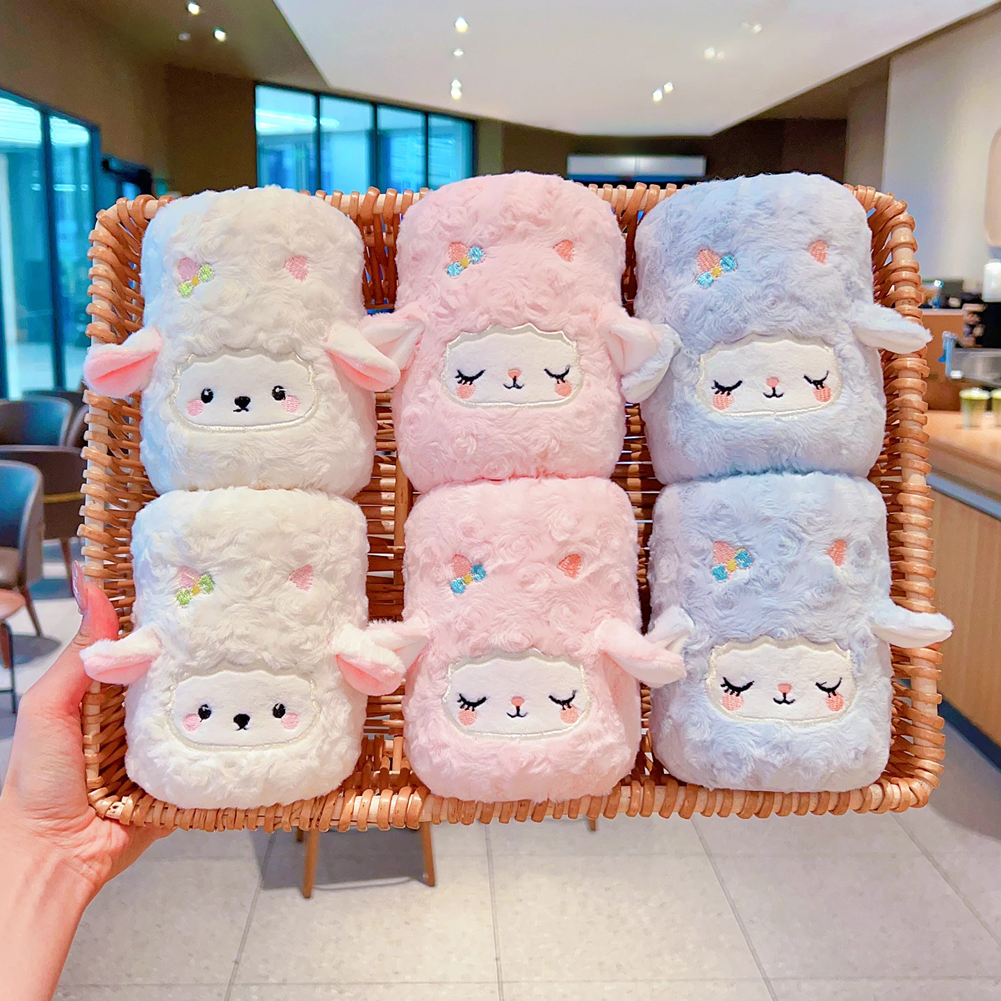 2026 Neue süße koreanische Cartoon-Schaf-Armstulpen für Mädchen und Kinder, Kawaii Plüsch-Armstulpen, schmutzabweisend, als Pullover- oder Mantel-Manschetten-Schutz, Winter-Armstulpen – Detail 3