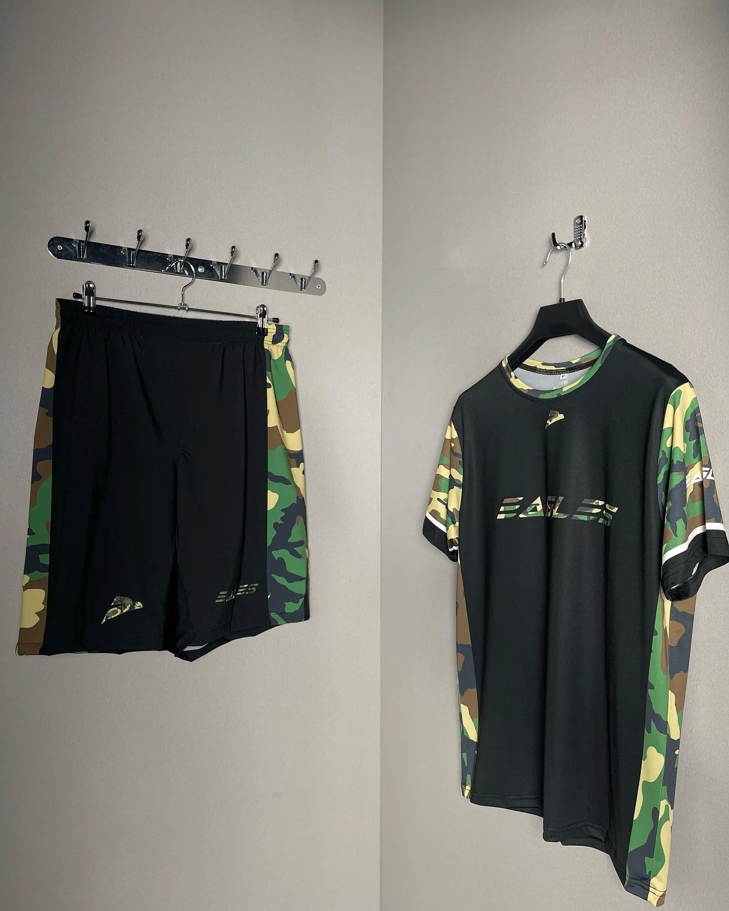 

2026 New Men Camo Print Training Set Quick Dry Breathable Short Sleeve T Shirt and Shorts for Gym and Sports