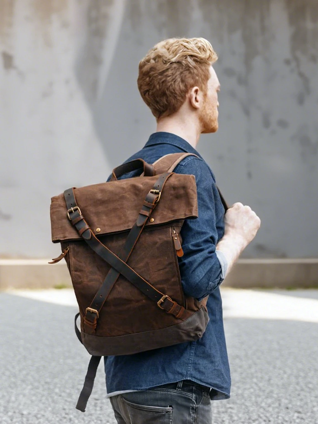 

Retro Functional Style Oil Wax Canvas Backpack Unisex Climbing Computer Bag with Padded Back Soft Zinc Alloy Buckle Shoulder ...