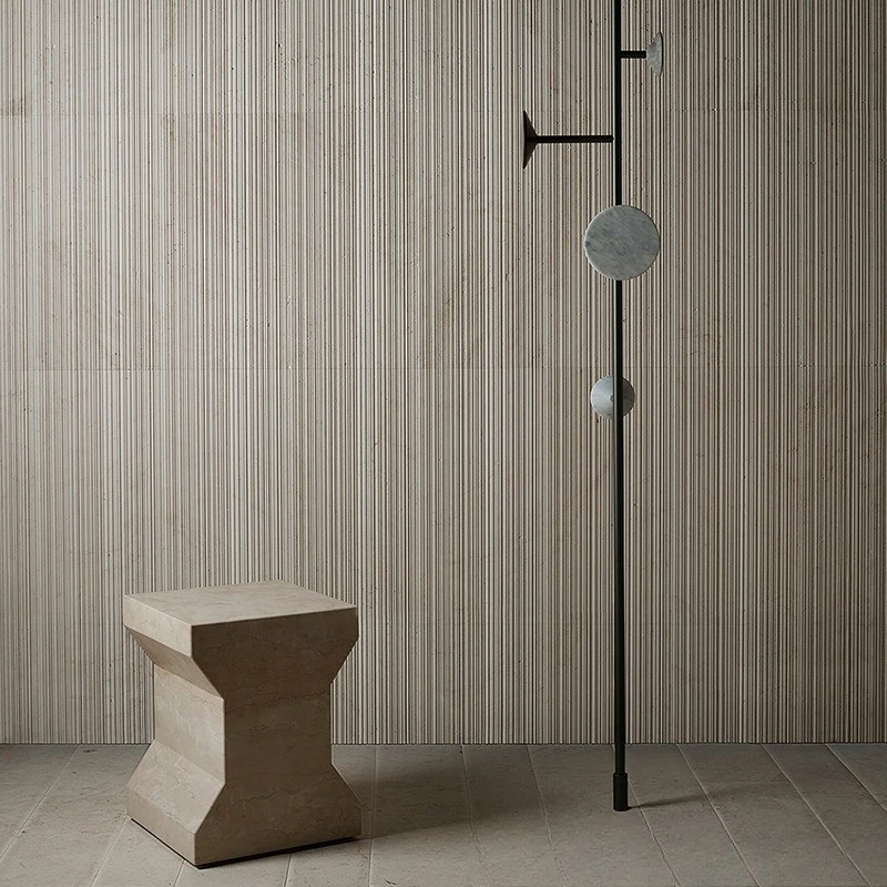 Cabide de chão em latão