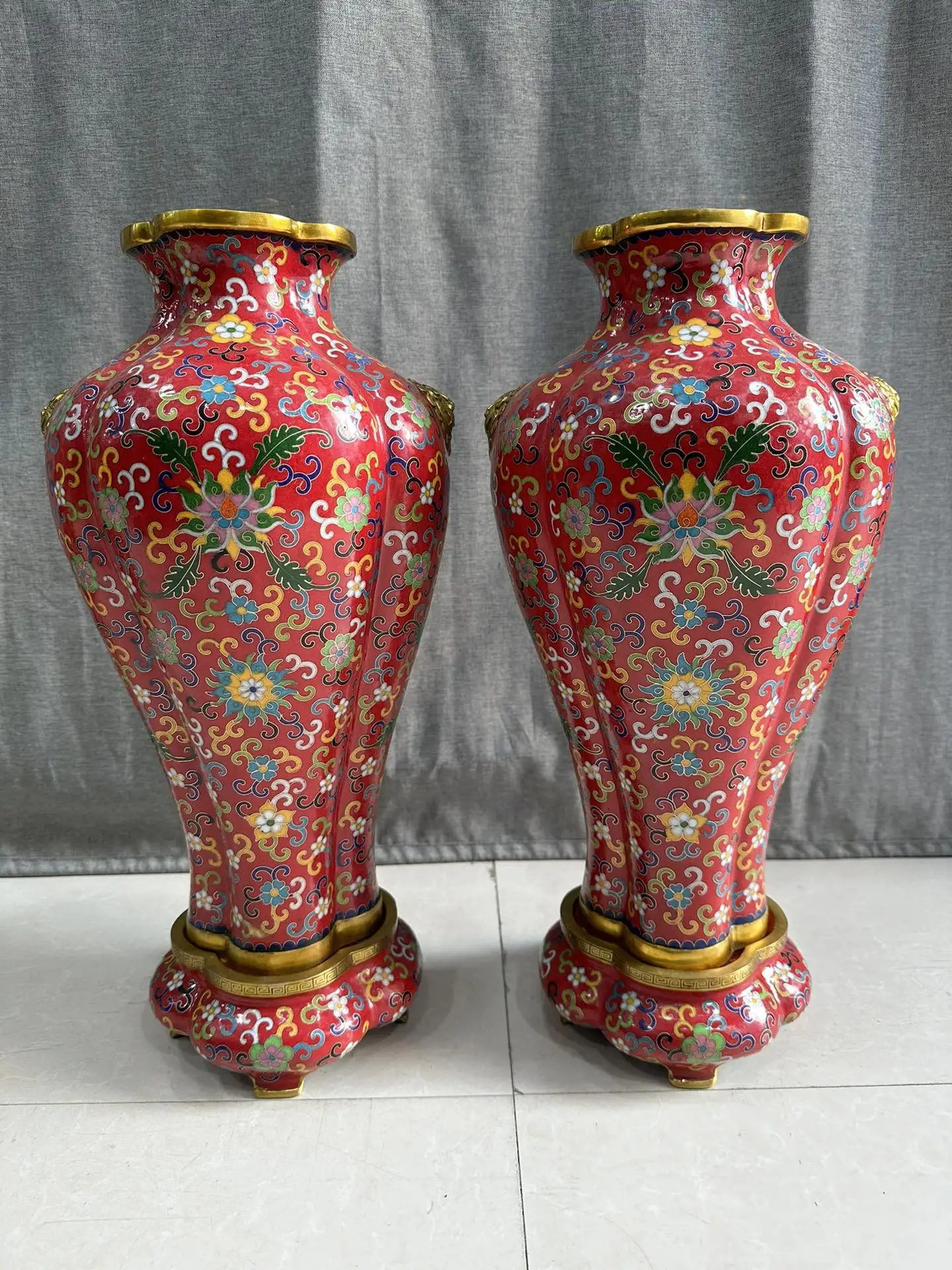 

19-дюймовая старая бронзовая перегородчатая эмаль, позолоченный цветочный узор, бутылка с цветочным ртом, ваза в форме дыни, основа лотоса, пара