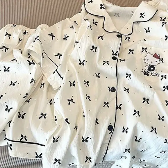 طقم بيجامة نسائي صيفي بتفاصيل فيونكة من Hello Kitty شورت قصير الأكمام مطبوع عليه رسوم كارتونية ملابس مريحة للاستلقاء ملابس منزلية جاهزة للاستخدام في الهواء الطلق