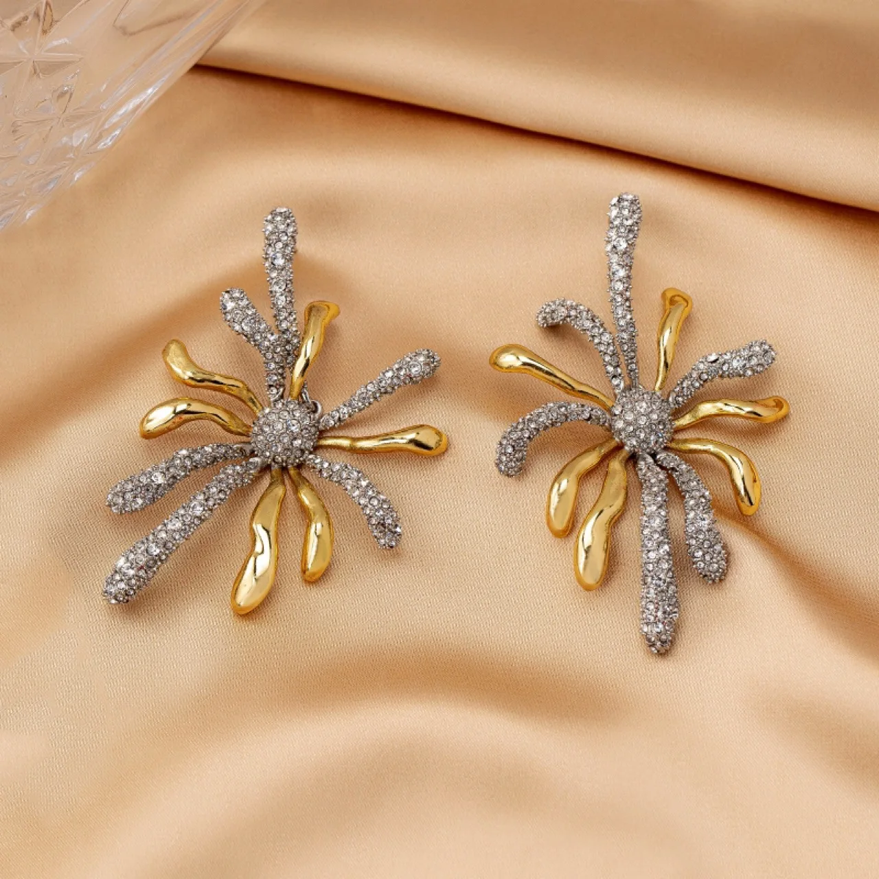 

Fashion trend copper gold-plated two-color irregular full diamond stud earrings