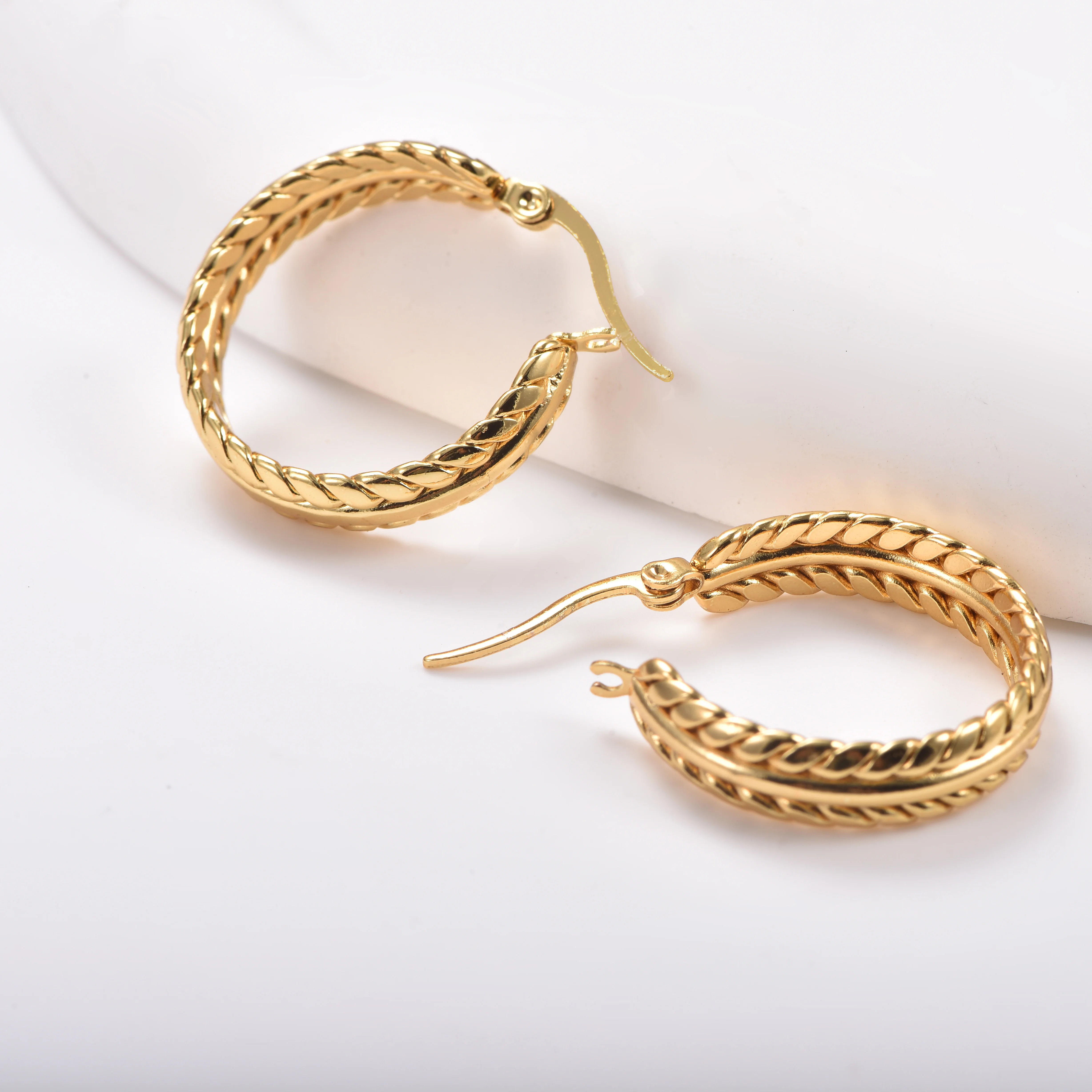Edelstahl Twist-Creolen für Damen, 18K vergoldet, geflochtener Kreis, Ohrschmuck – Detail 3