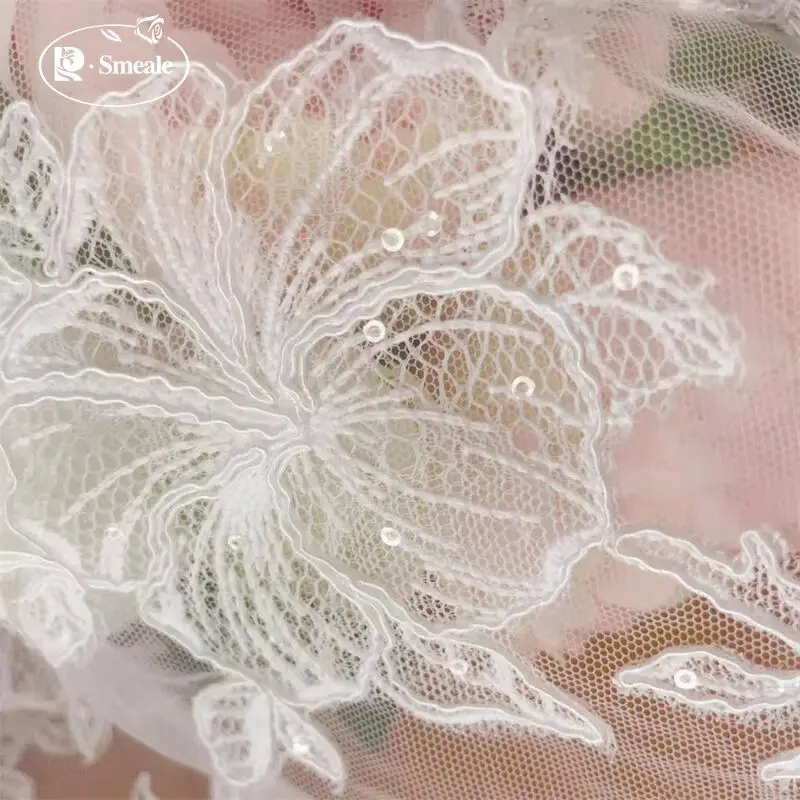 Applikation mit Pailletten-Stickerei, Blumen-Spitzenstoff, fortschrittlicher Rand-Brautstoff. Hochwertiges Nähzubehör für Hochzeitskleider – Detail 4