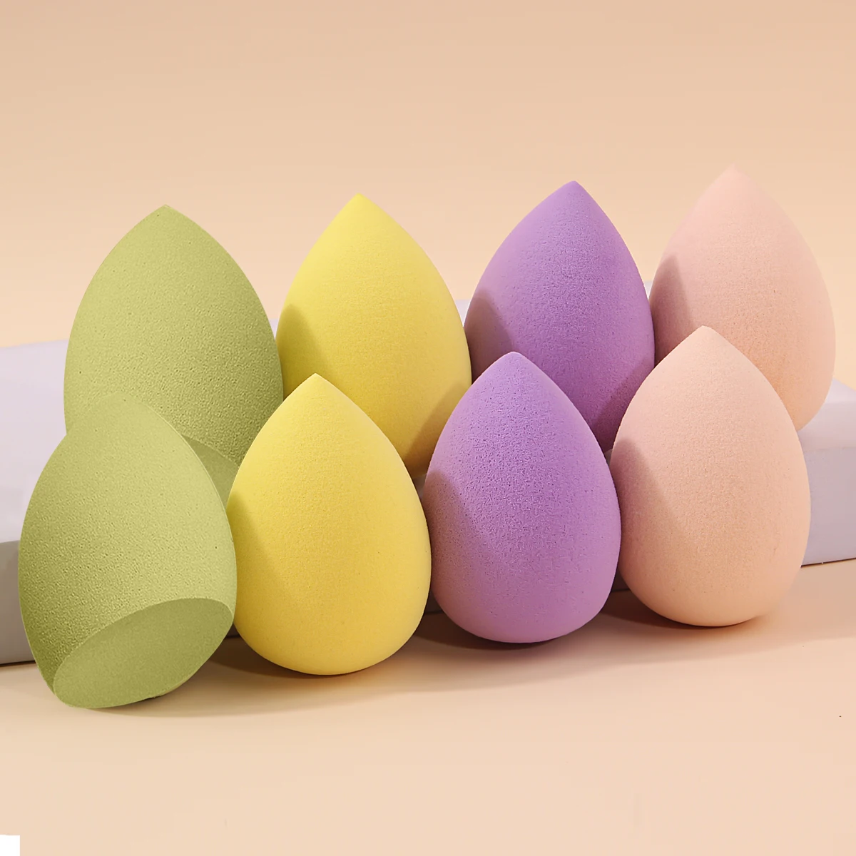 8 miękkich i sprężystych gąbek do makijażu, 4-kolorowe gąbki do makijażu, perełki do pudru do makijażu o kroju ukośnym/kroju łezki, naturalny i gładki makijaż