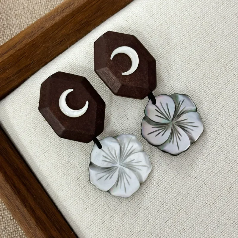 New Chinese style solid wood moon shell flower earrings white shell carved flower earrings retro niche national style wooden