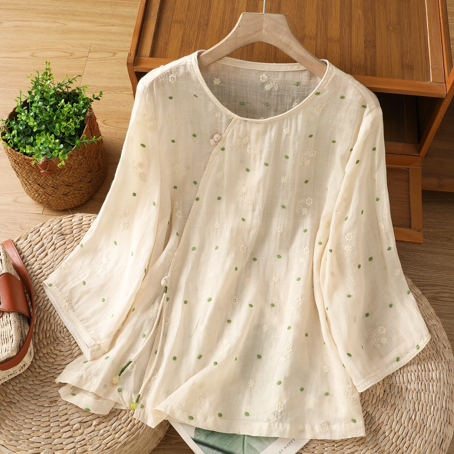 

Summer Women's irt Slanted Lapel Hollow out round Ne Four Seasons Universal T Top National Sle Floral Embroidery