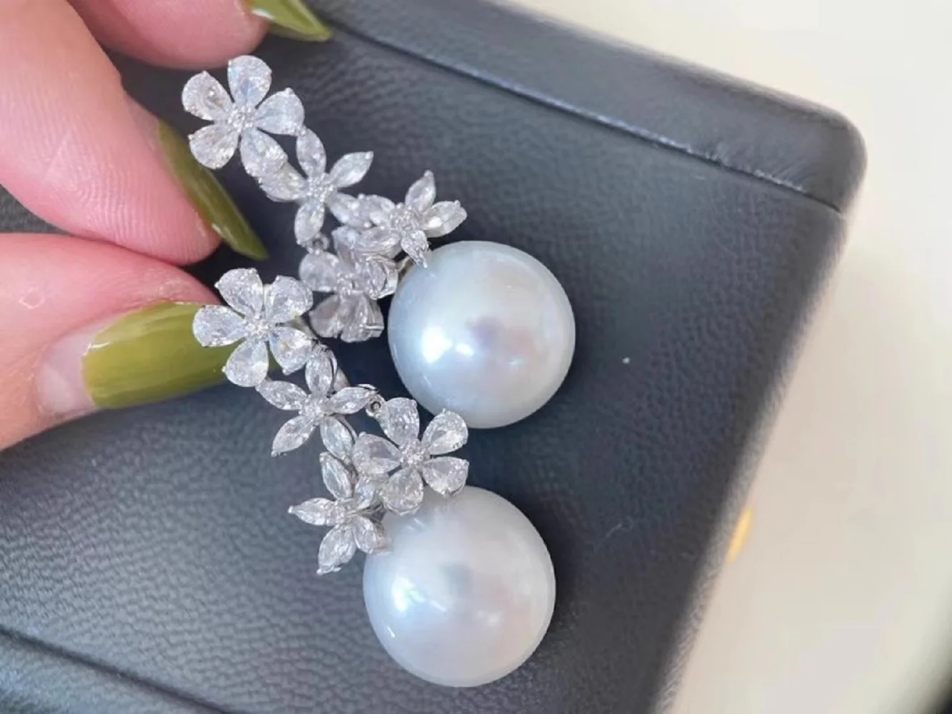 

Fashionable Pearl Earrings AAAA10-11mm Natural South Sea Round Pearl Earrings 925s