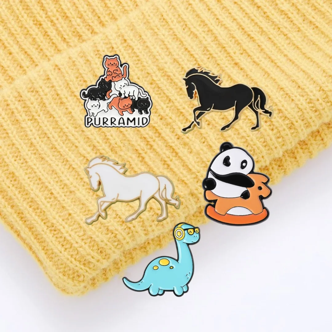 Pins de esmalte de caballo galopante en blanco y negro, broche de animales de dibujos animados de gatos apilados 'Purramid' para sombrero y mochila, regalo al por mayor