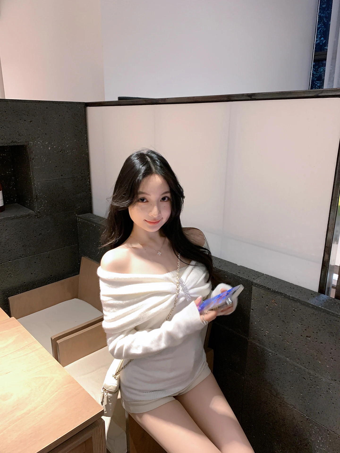 

Белый свитер на одно плечо, женский зимний новый верхняя одежда Lazy Pure Desire Sle, свободный крой, длинный вязаный топ свекру или длины