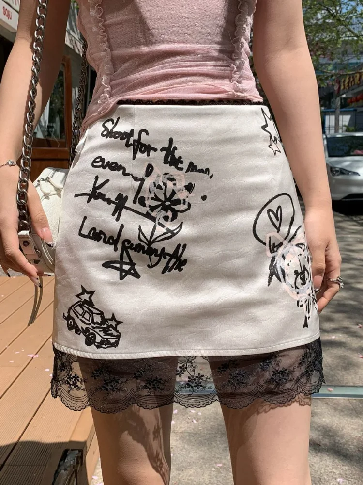 ADAgirl-minifaldas con estampado de letras de grafiti Harajuku para mujer, falda manchada de Color plateado con encaje, ropa de calle Sexy para chica, pantalones de verano