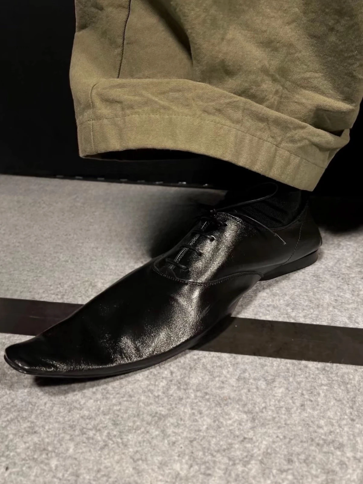 Retro Dark Style Pointed Toe  Shoes Unisex Casual Loafers Extended Duckbill Leather Shoes for Men And Women