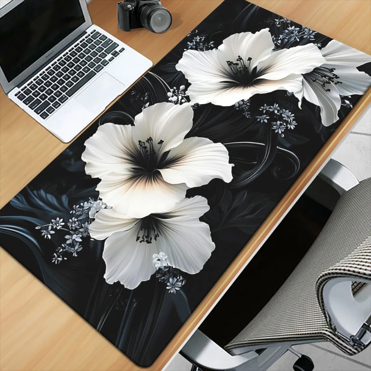 tapete-de-mesa-xxl-com-flor-branca-sobre-fundo-preto-superficie-lisa-e-bordas-costuradas