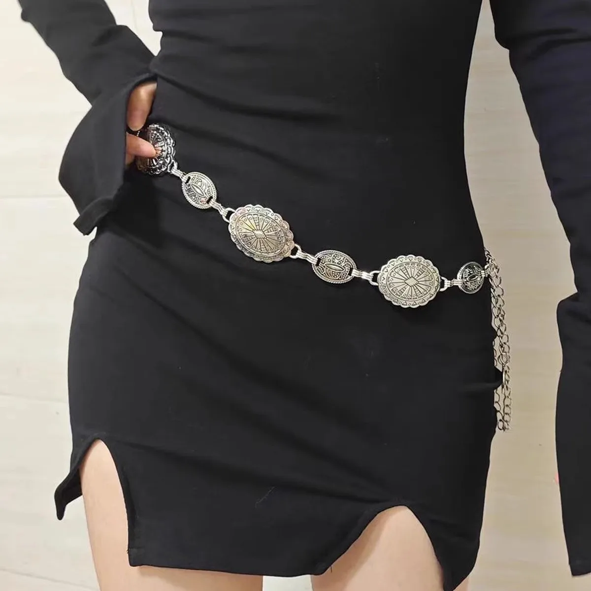 Ladies' retro style metal waist chain jewelry with carved craftsmanship, circular chain waist belt, high-end fashions accessory