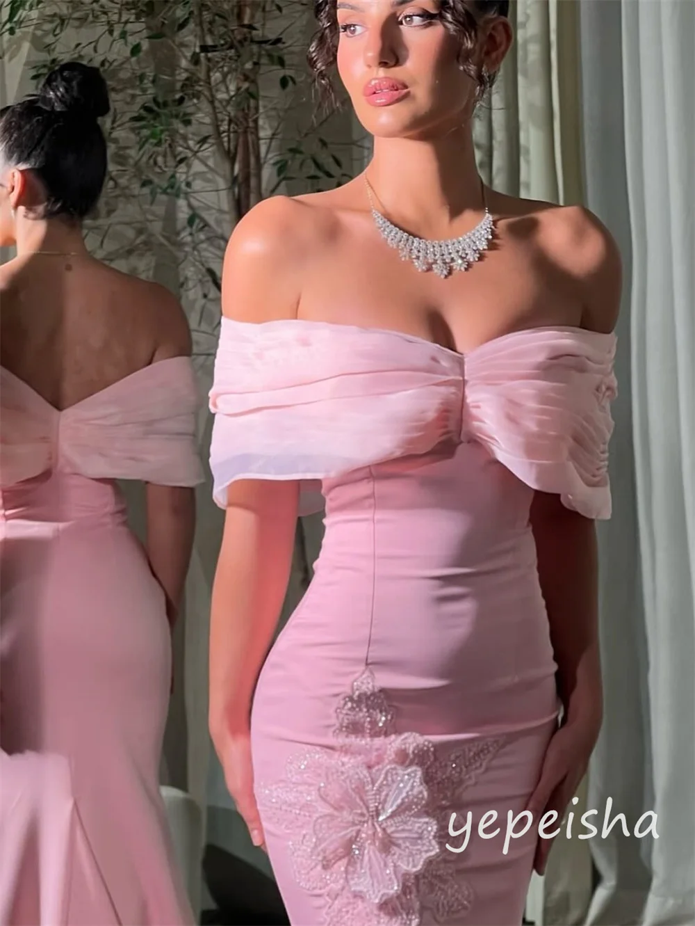 Sukienki wieczorowe, formalne, długie, syreny, z odkrytymi ramionami, z różowego dżerseju, z kwiatami, plisami i marszczeniami, luksusowe, szyte na miarę, skromne, ręcznie robione.