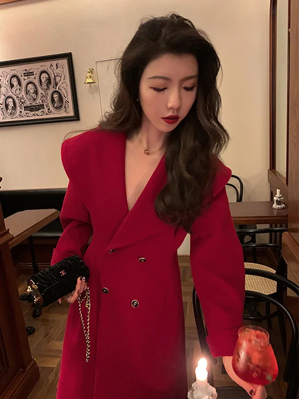 Czerwony wełniany płaszcz z podkreśleniem talii i dużym kołnierzem na Świętą Nową Rok i powrót do domu po ślubie.