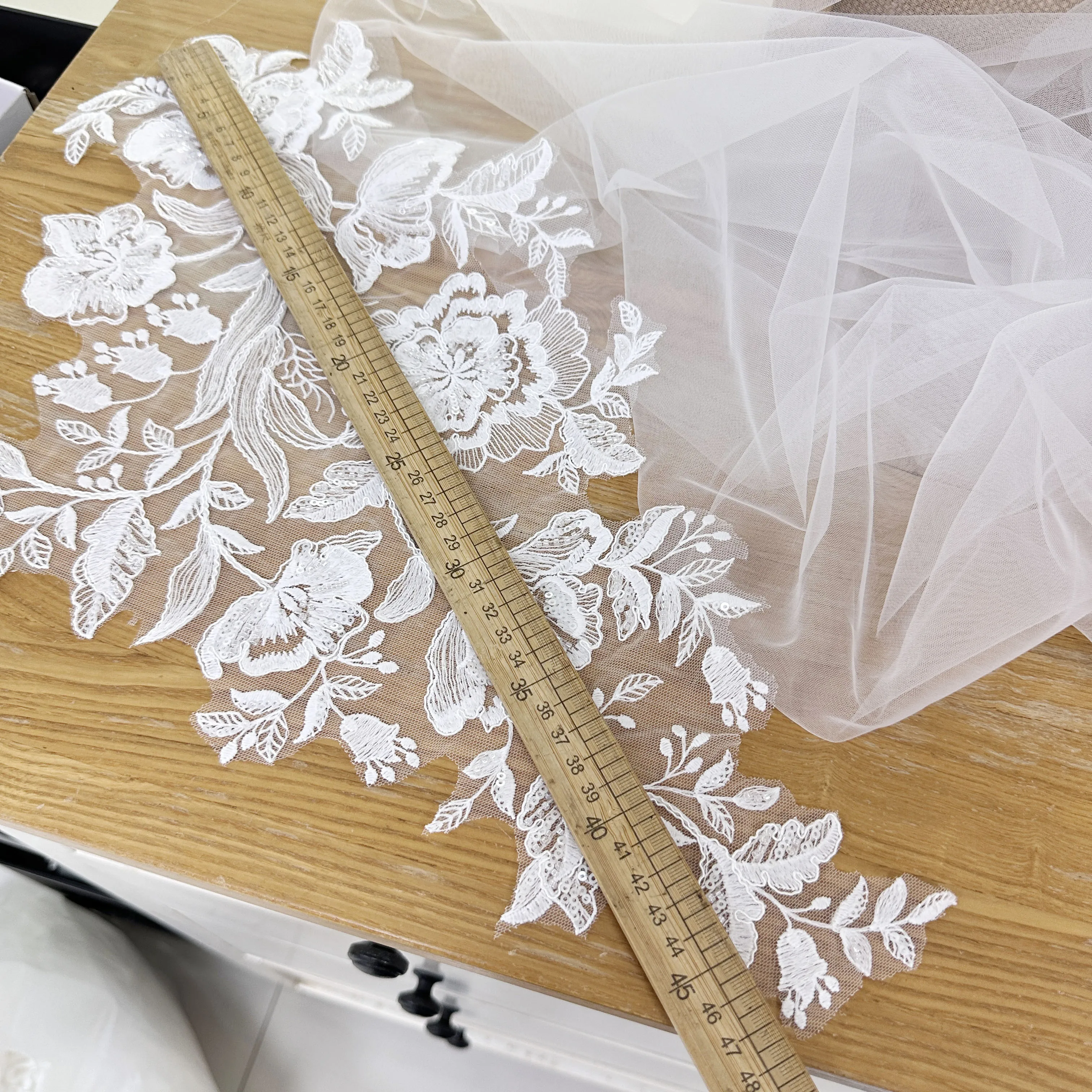 1 Paar 3D-Perlen-Stickerei Hochzeitskleid Spitzenapplikation, Alençon-Blumenapplikation für Strumpfbänder – Detail 2